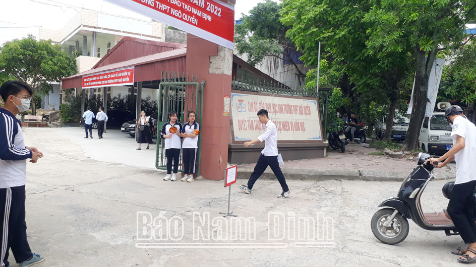Thí sinh Trường THPT Ngô Quyền (thành phố Nam Định) tự tin bước vào kỳ thi. Ảnh: Minh Tân