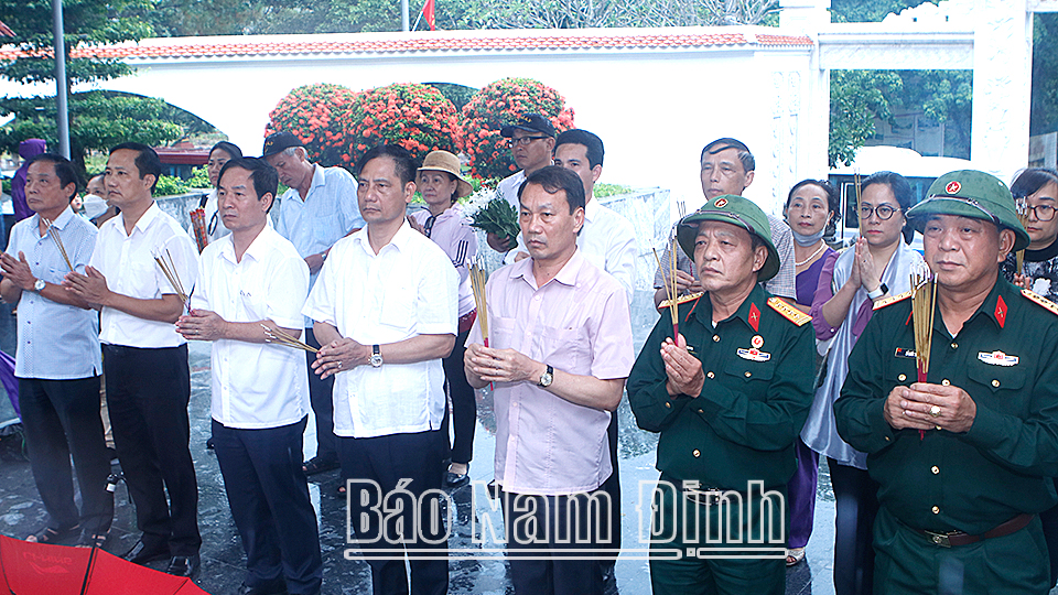 Đoàn đại biểu tỉnh Nam Định dâng hương tưởng niệm các Anh hùng Liệt sỹ tại Khu di tích lịch sử Nga ba Đồng Lộc (Hà Tỉnh)