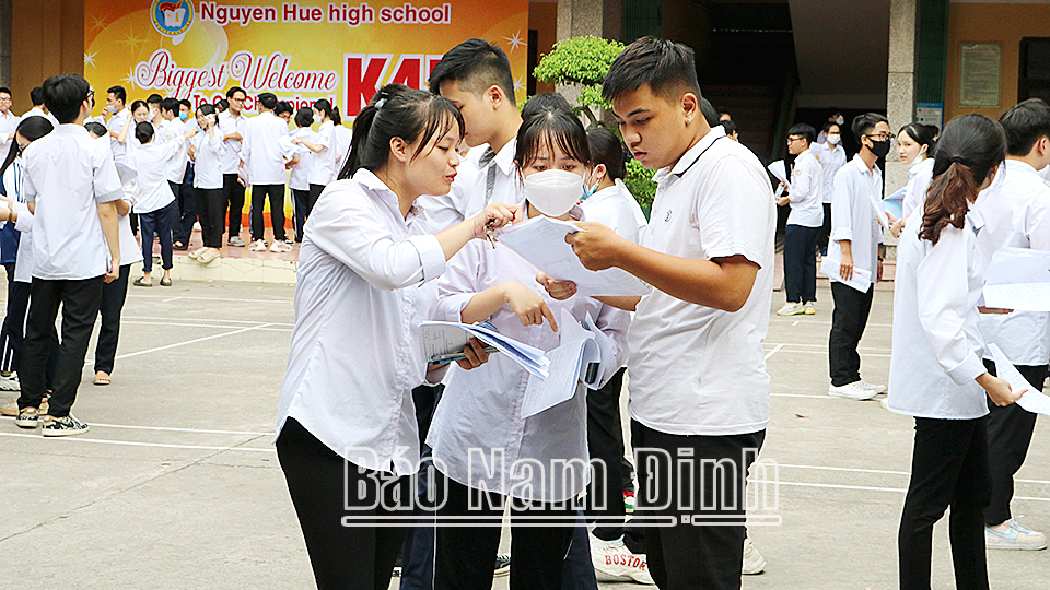Ảnh 4: Các thí sinh trao đổi đáp án đề thi môn Toán tại điểm thi Trường THPT Nguyễn Huệ (thành phố Nam Định).  Khánh Dũng