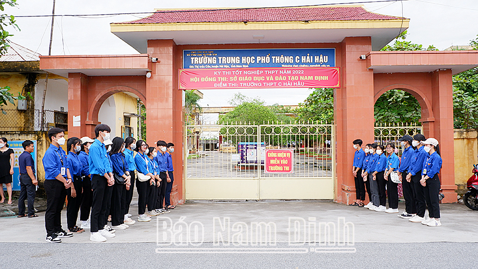 Ảnh 6: Tại cổng Trường THPT C Hải Hậu (Hải Hậu) luôn có lực lượng tình nguyện viên sẵn sàng hỗ trợ thí sinh. Minh Thuận
