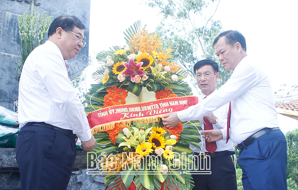 Các đồng chí Thường trực Tỉnh ủy đặt vòng hoa viếng các liệt sĩ tại Đài tưởng niệm khu mộ Hà Nam Ninh, Nghĩa trang liệt sĩ Quốc gia Trường Sơn.