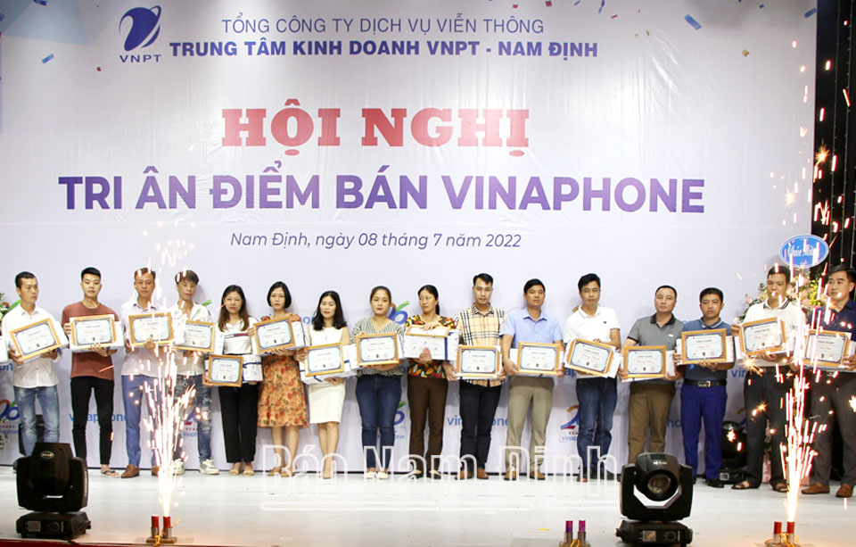 Vinh danh các điểm bán ủy quyền VinaPhone xuất sắc trên địa bàn tỉnh.