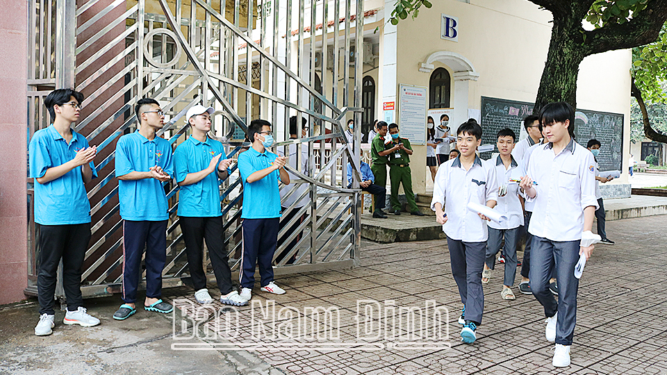 Những thí sinh đầu tiên tại điểm thi Trường THPT chuyên Lê Hồng Phong (thành phố Nam Định) hoàn thành bài thi tổ hợp trong buổi sáng. Ảnh Khánh Dũng