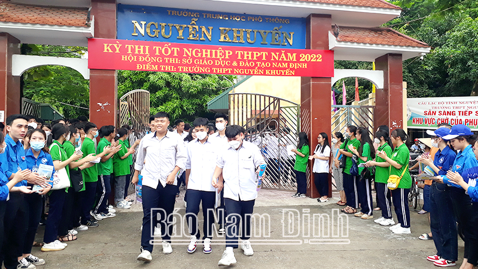 Thí sinh tại Hội đồng thi Trường THPT Nguyễn Khuyến sau khi hoàn thành kỳ thi tốt nghiệp THPT.  Ảnh: Minh Tân