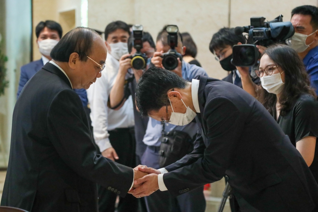 Đại biện lâm thời Đại sứ quán Nhật Bản tại Việt Nam cảm ơn Chủ tịch nước đã đến chia buồn và viết sổ tang tưởng niệm cố Thủ tướng Abe Shinzo