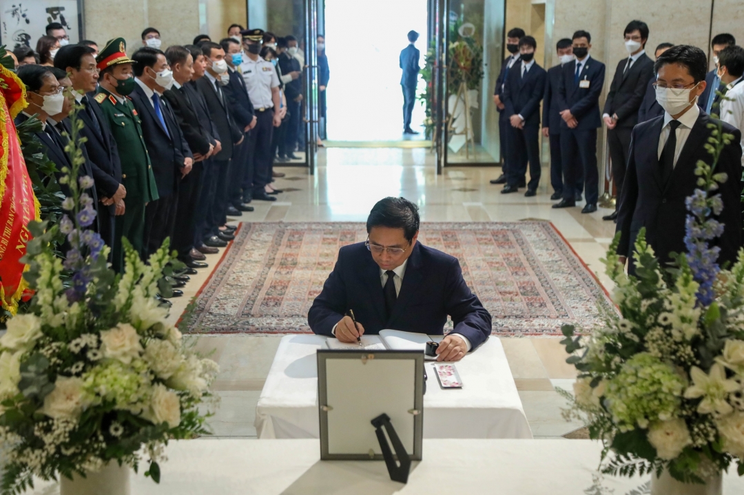 Thủ tướng Phạm Minh Chính ghi sổ tang tưởng nhớ cố Thủ tướng Abe Shinzo