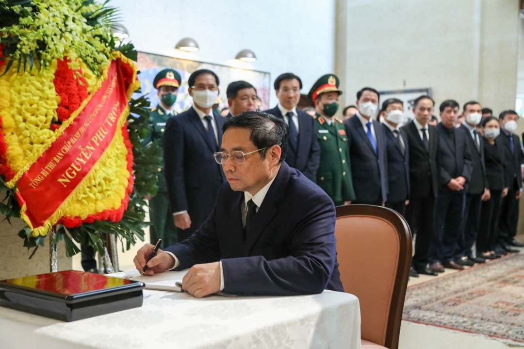 Thủ tướng khẳng định tình cảm đặc biệt và sự hỗ trợ quý báu mà Ngài Abe Shinzo đã dành cho đất nước, con người Việt Nam cũng như quan hệ đối tác chiến lược sâu rộng Việt Nam - Nhật Bản là tài sản vô giá cho tương lai quan hệ giữa hai nước