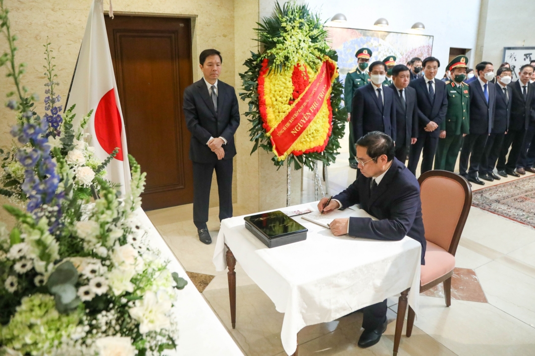 Trước đó, được tin cựu Thủ tướng Nhật Bản Abe Shinzo từ trần, ngày 8.7, Thủ tướng Phạm Minh Chính đã thay mặt lãnh đạo Đảng, Nhà nước và nhân dân Việt Nam gửi điện chia buồn tới Chủ tịch Đảng Dân chủ Tự do, Thủ tướng Nhật Bản Kishida Fumio.