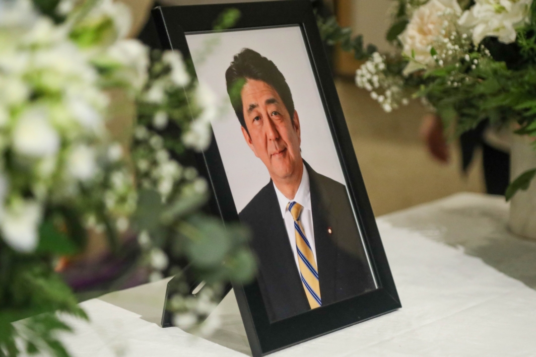 Di ảnh cố Thủ tướng Nhật Bản Abe Shinzo được đặt trang trọng tại Đại sứ quán Nhật Bản ở Hà Nội