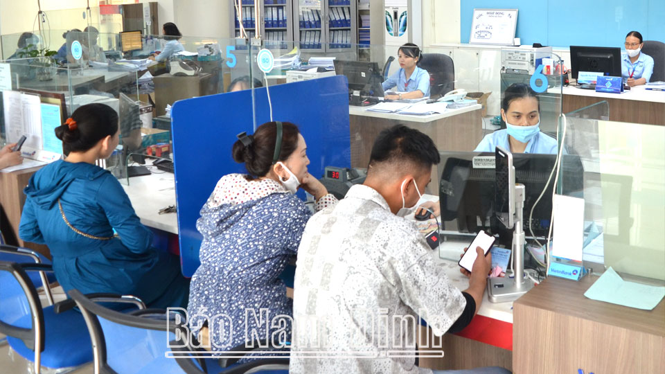 Khách hàng giao dịch tại trụ sở VietinBank Chi nhánh Bắc Nam Định.  Bài và ảnh: Đức Toàn