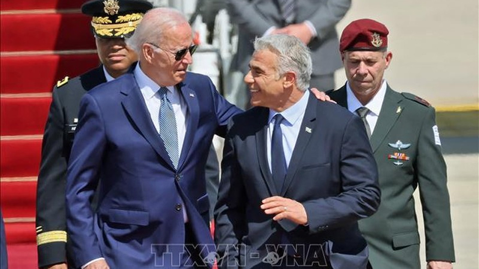 Tổng thống Mỹ Joe Biden (trái) và Thủ tướng Israel Yair Lapid tại lễ đón ở sân bay Ben Gurion, Israel, ngày 13/7/2022. (Ảnh: AFP/TTXVN)