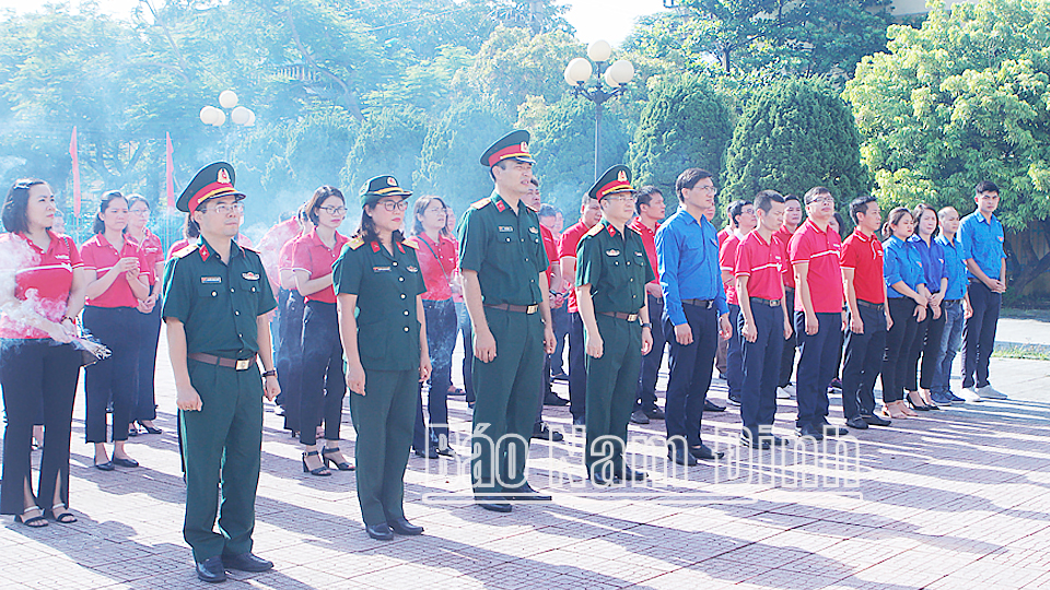 Các đại biểu dâng hương tưởng nhớ các Anh hùng Liệt sĩ tại Nghĩa trang Liệt sĩ phường Lộc Hạ (thành phố Nam Định).