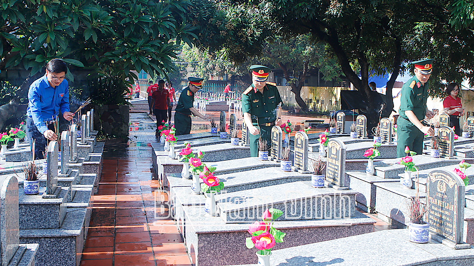 Lãnh đạo Viettel Nam Định, Tỉnh Đoàn thắp hương phần mộ các Liệt sĩ tại Nghĩa trang Liệt sĩ phường Lộc Hạ (thành phố Nam Định).