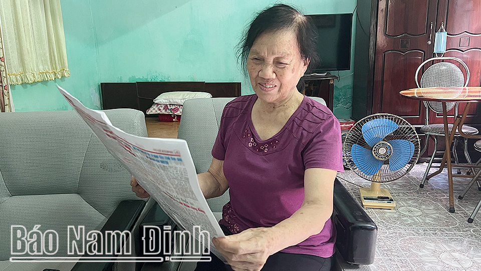 Hàng ngày bà Trần Thị Thìn thường xuyên đọc Báo Nam Định cập nhật tin tức địa phương.