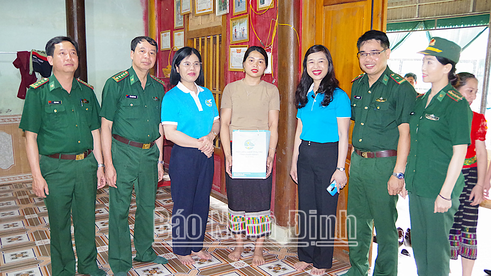 Hội Liên hiệp Phụ nữ tỉnh, Bộ đội Biên phòng tỉnh tặng quà cho hội viên phụ nữ xã Thông Thụ, huyện Quế Phong, tỉnh Nghệ An.