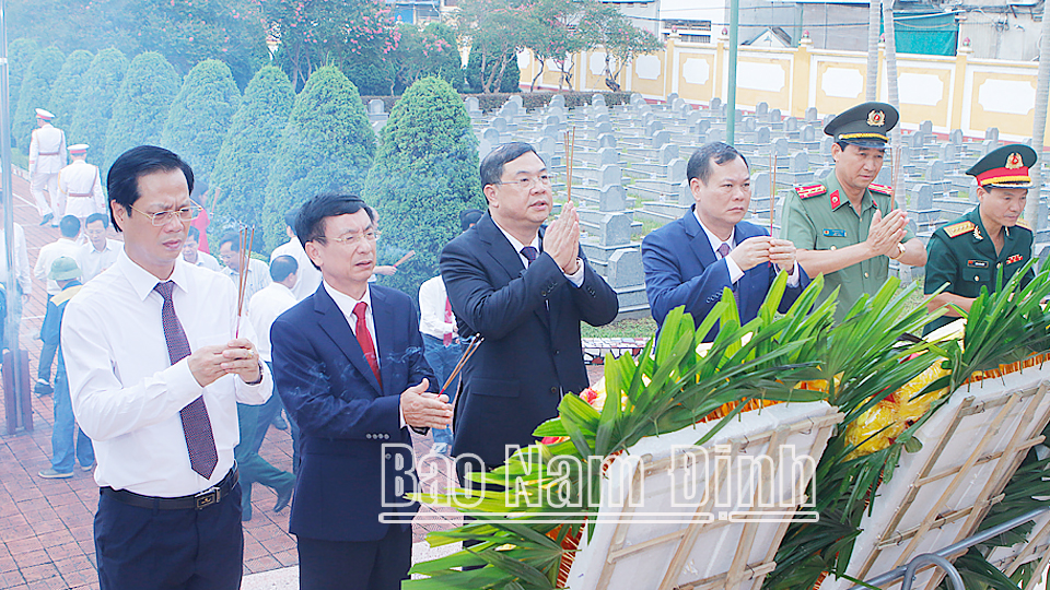 Các đồng chí lãnh đạo tỉnh và thành phố Nam Định dâng hương, đặt vòng hoa tưởng nhớ công lao các Anh hùng Liệt sĩ tại Nghĩa trang Liệt sĩ thành phố Nam Định.