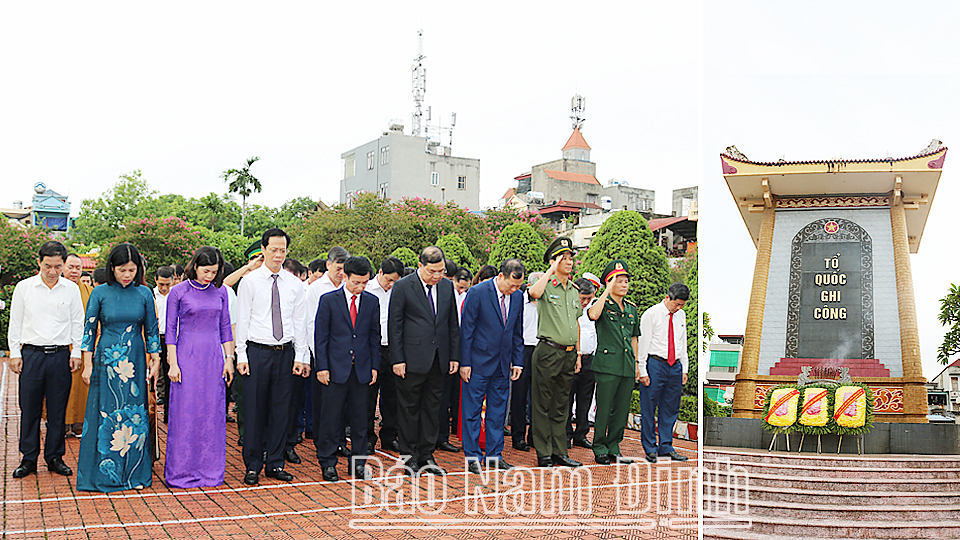 Các đồng chí lãnh đạo tỉnh và thành phố Nam Định dâng hương, đặt vòng hoa tưởng nhớ công lao các Anh hùng Liệt sĩ tại Nghĩa trang Liệt sĩ thành phố Nam Định.