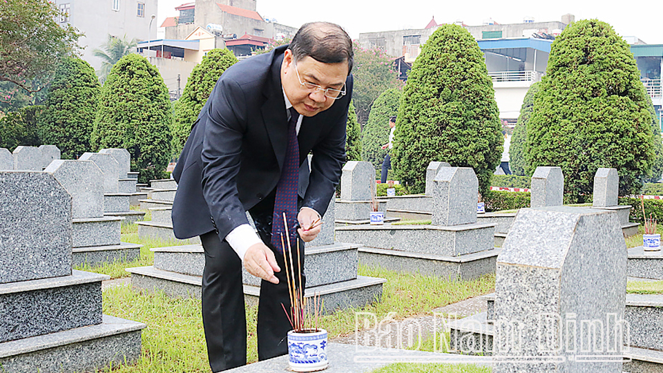 Đồng chí Phạm Gia Túc, Ủy viên BCH Trung ương Đảng, Bí thư Tỉnh ủy thắp hương phần mộ các Anh hùng Liệt sĩ tại Nghĩa trang Liệt sĩ thành phố Nam Định.