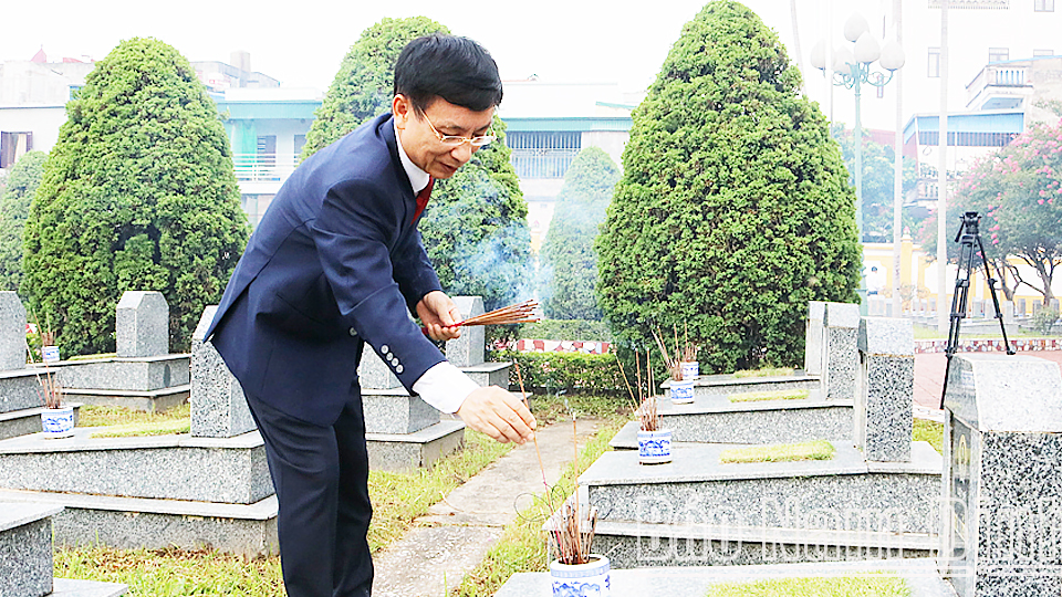Đồng chí Phạm Đình Nghị, Phó Bí thư Tỉnh ủy, Chủ tịch UBND tỉnh thắp hương phần mộ các Anh hùng Liệt sĩ tại Nghĩa trang Liệt sĩ thành phố Nam Định.