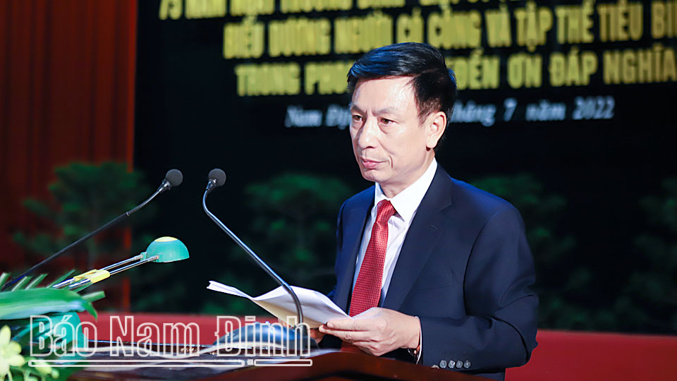 Đồng chí Phạm Đình Nghị, Phó Bí thư Tỉnh ủy, Chủ tịch UBND tỉnh đọc diễn văn kỷ niệm 75 năm Ngày Thương binh - Liệt sĩ.