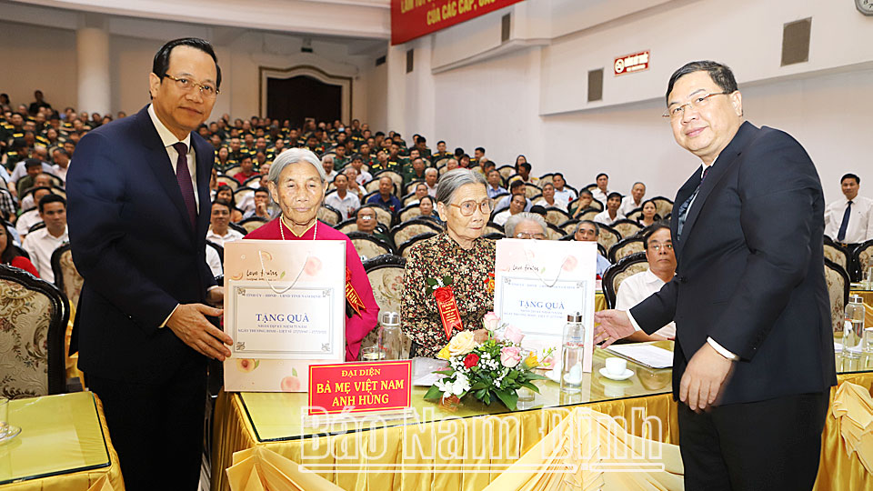 Đồng chí  Bộ trưởng Bộ Lao động Thương binh và Xã hội Đào Ngọc Dung và đồng chí Bí thư Tỉnh ủy tỉnh Phạm Gia Túc trao quà tặng 2 Mẹ Việt Nam Anh hùng.