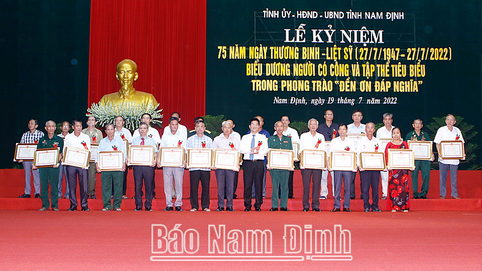 Đồng chí Trần Anh Dũng, Ủy viên Ban TVTU, Phó Chủ tịch Thường  trực UBND tỉnh trao thưởng cho các cá nhân có thành tích xuất sắc.