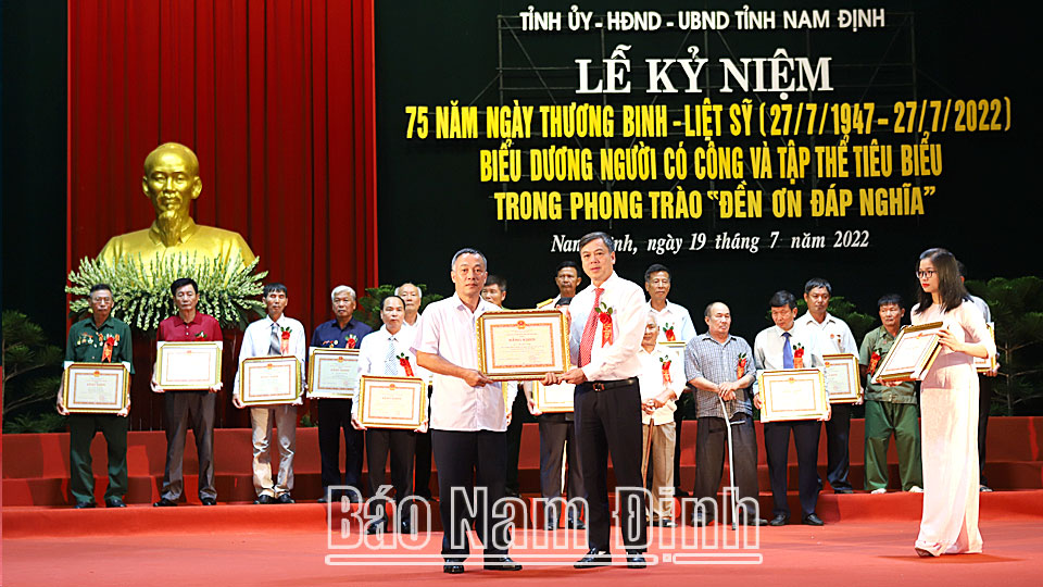 Đồng chí Trần Lê Đoài, TUV, Phó Chủ tịch UBND tỉnh trao thưởng  cho cá nhân có thành tích xuất sắc.