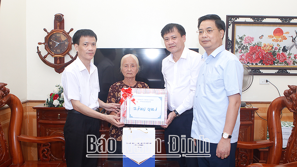 Đồng chí Mai Thanh Long, TUV, Phó Chủ tịch HĐND tỉnh đã đi thăm, tặng quà gia đình bà Trần Thị Mùa, thôn Nội, là vợ liệt sĩ ở xã Nam Thanh.