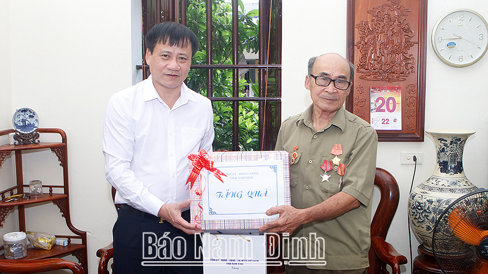 Đồng chí Mai Thanh Long, TUV, Phó Chủ tịch HĐND tỉnh đã đi thăm, tặng quà gia đình ông Đặng Ngọc Lương, xóm Đông Trung Thắng, bệnh binh 70%, xã Nam Hồng. 