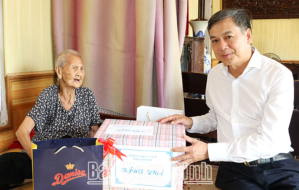 Đồng chí Phó Chủ tịch UBND tỉnh Trần Lê Đoài thăm, tặng quà Bà Mẹ Việt Nam Anh hùng Phạm Thị Dình (97 tuổi), xóm 9, xã Thọ Nghiệp.