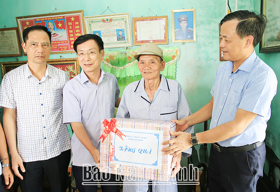 Đồng chí Phạm Đình Nghị, Phó Bí thư Tỉnh ủy, Chủ tịch UBND tỉnh thăm, tặng quà thương binh Trần Trọng Căn (80 tuổi) ở tổ dân phố Vân Côi, thị trấn Gôi (Vụ Bản).