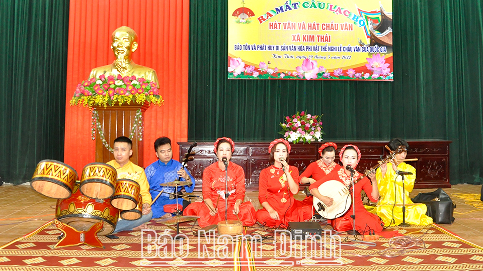 Câu lạc bộ hát văn và hát chầu văn xã Kim Thái biểu diễn ra mắt hoạt động.  Bài và ảnh: Khánh Dũng