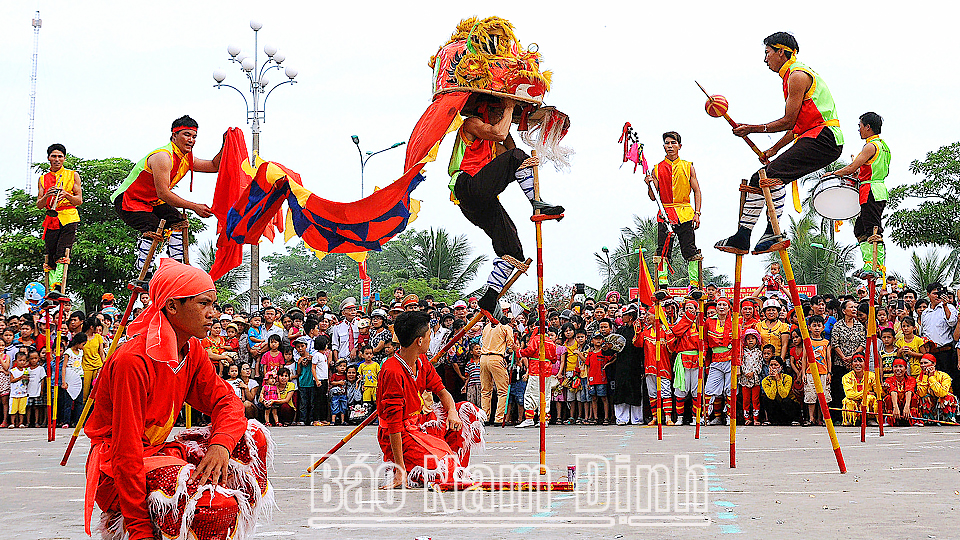 Đội kheo xã Hải Lý biểu diễn trong Ngày hội Văn hóa thể thao truyền thống huyện Hải Hậu. Ảnh: Chu Thế Vĩnh