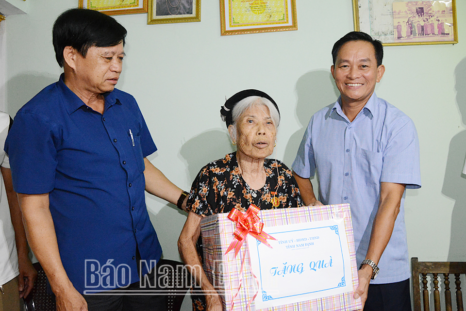 Đồng chí Nguyễn Phùng Hoan, Ủy viên Ban TVTU, Phó Chủ tịch Thường trực HĐND tỉnh thăm, tặng quà Mẹ Việt Nam Anh hùng Nguyễn Thị Côi, sinh năm 1921 ở thôn Phúc Lâm, xã Yên Cường.