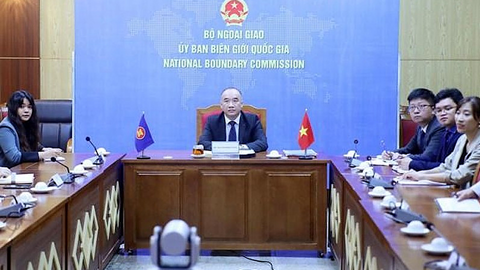 Phó Chủ nhiệm Ủy ban Biên giới Quốc gia (Bộ Ngoại giao) Nguyễn Mạnh Đông tham dự hội thảo trực tuyến. (Ảnh: Lâm Khánh/TTXVN)