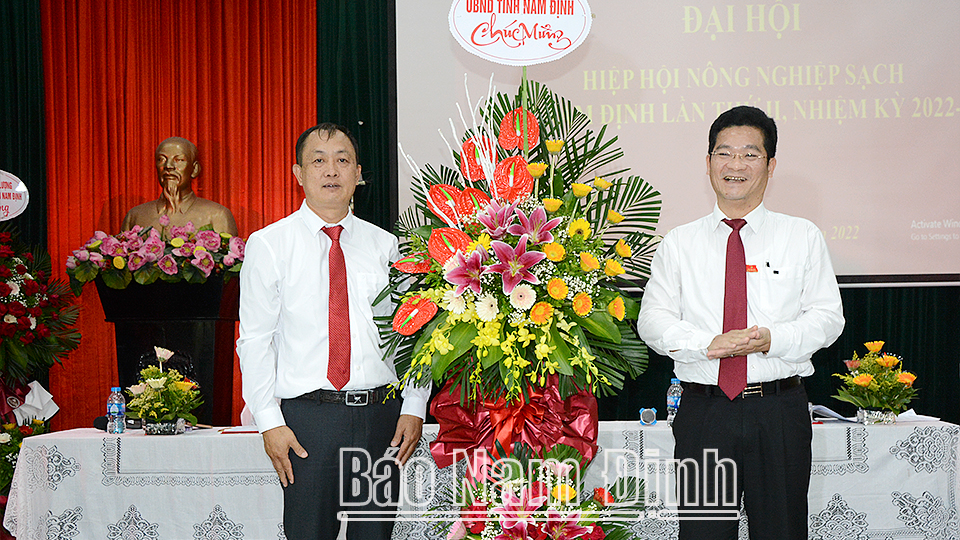 Đồng chí Trần Anh Dũng, Ủy viên Ban TVTU, Phó Chủ tịch Thường trực UBND tỉnh tặng đại hội lẵng hoa tươi thắm.