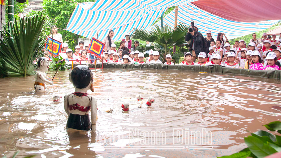 Các cháu Trường Mầm non 8-3 (thành phố Nam Định) xem múa rối nước tại Bảo tàng tỉnh.