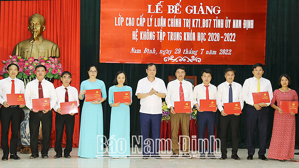 Đồng chí Lê Quốc Chỉnh, Phó Bí thư Thường trực Tỉnh ủy, Chủ tịch HĐND tỉnh, Trưởng đoàn Đoàn đại biểu Quốc hội tỉnh trao bằng tốt nghiệp cho các học viên.