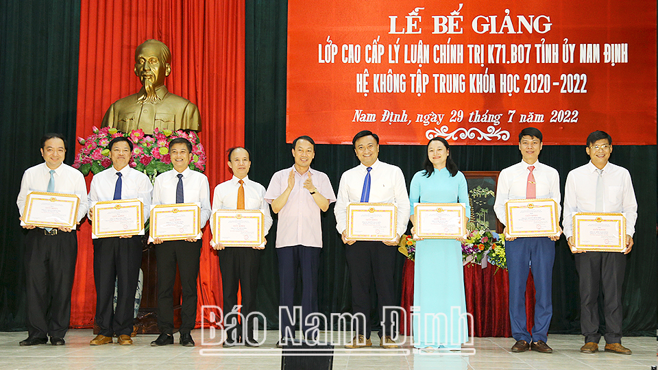 Đồng chí Nguyễn Văn Va, Ủy viên Ban TVTU, Trưởng Ban Tổ chức Tỉnh ủy khen thưởng cho các học viên có nhiều đóng góp vào các hoạt động học tập và rèn luyện của lớp.