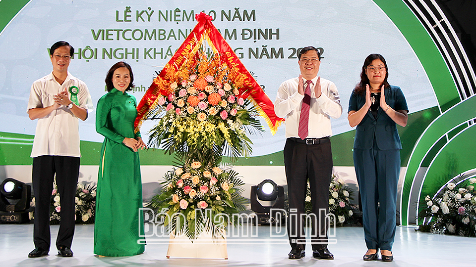 Đồng chí Phạm Gia Túc, Uỷ viên BCH Trung ương Đảng, Bí thư Tỉnh ủy tặng lẵng hoa tươi thắm chúc mừng Vietcombank Nam Định nhân 10 năm thành lập.