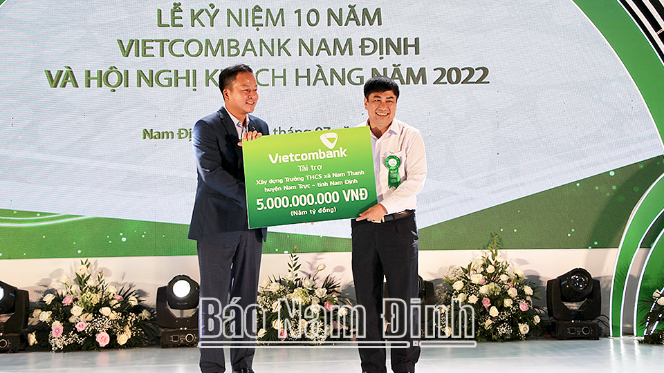 Đại diện Vietcombank Nam Định trao tặng 5 tỷ đồng cho lãnh đạo UBND huyện Nam Trực để xây dựng Trường THCS Nam Thanh.