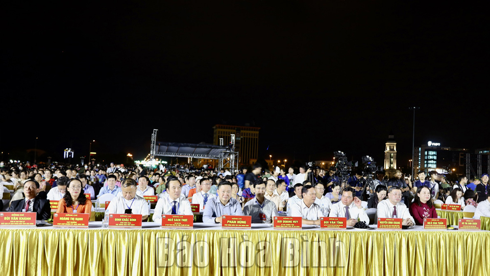 Đồng chí Võ Thị Ánh Xuân, Uỷ viên BCH Trung ương Đảng, Phó Chủ tịch nước và các đại biểu dự Chương trình nghệ thuật.
