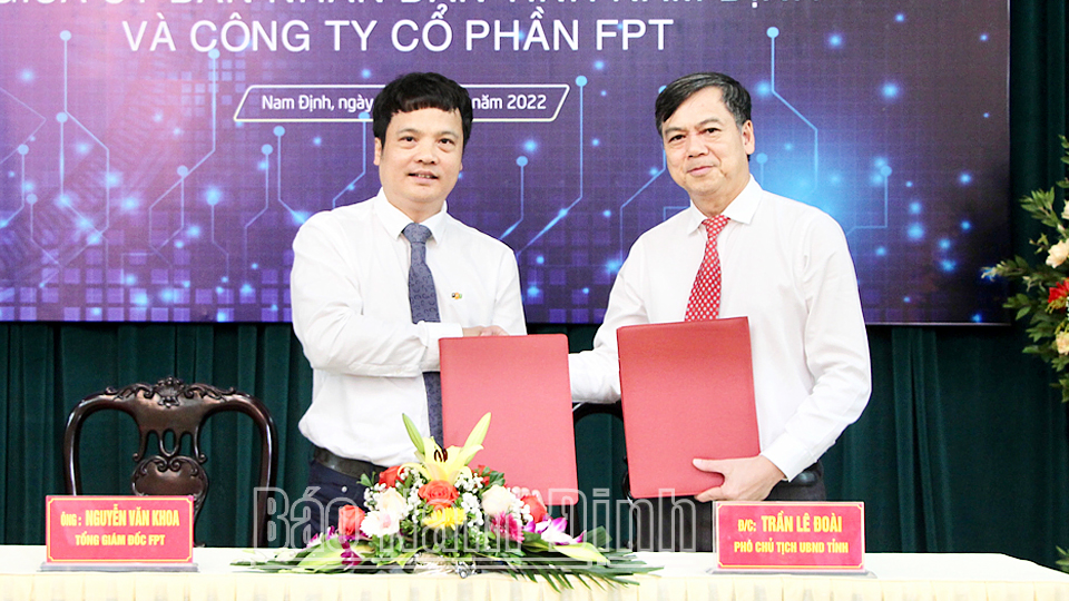 Đồng chí Phó Chủ tịch UBND tỉnh Trần Lê Đoài và Tổng Giám đốc Tập đoàn FPT Nguyễn Văn Khoa ký kết thỏa thuận hợp tác chuyển đổi số đến năm 2025.