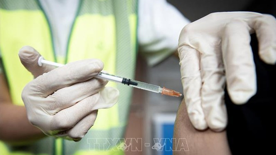 Nhân viên y tế tiêm vaccine phòng bệnh đậu mùa khỉ cho người dân ở Paris, Pháp, ngày 27/7/2022. (Ảnh: AFP/TTXVN)
