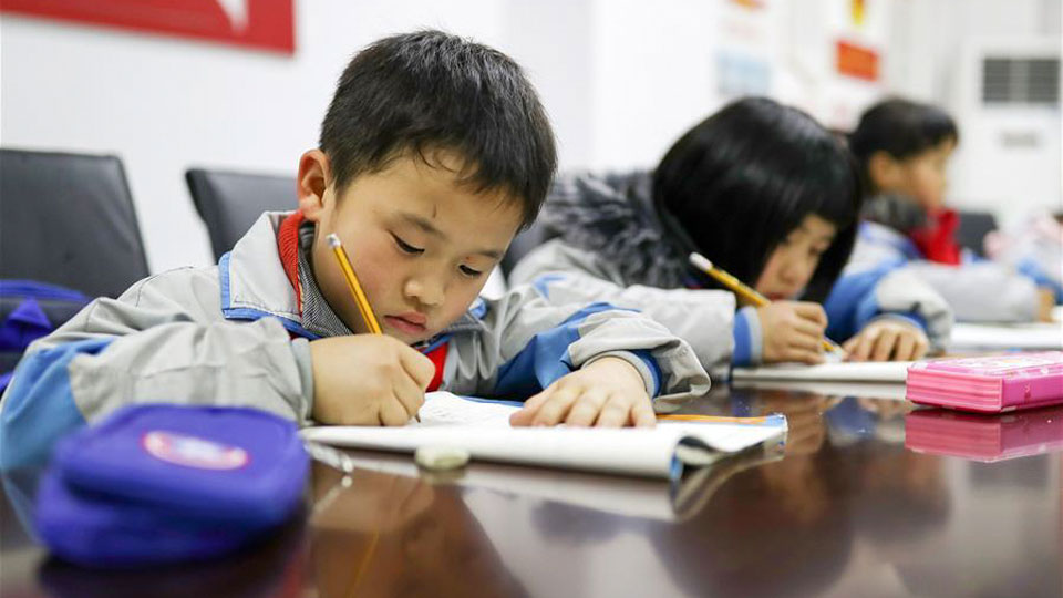 Trung Quốc không khuyến khích trẻ em mầm non học chữ trước khi vào tiểu học.  Ảnh: China Daily