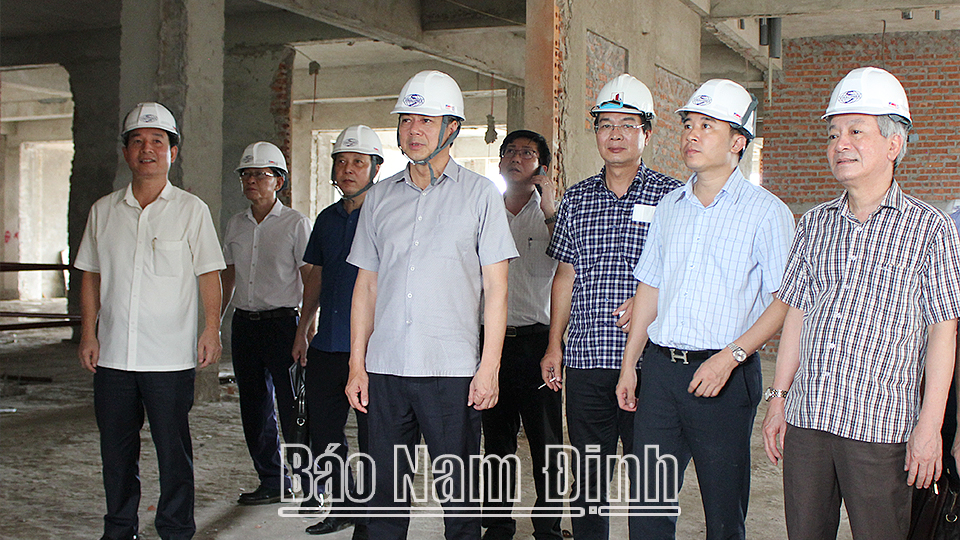 Đồng chí Trần Lê Đoài, TUV, Phó Chủ tịch UBND tỉnh đi kiểm tra thực tế công trình Bệnh viện Đa khoa tỉnh.