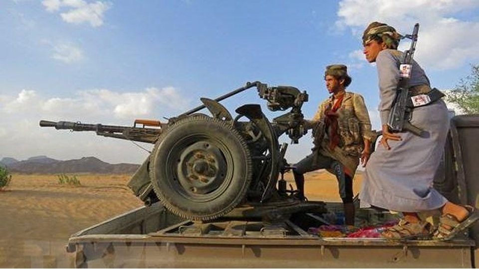 Quân Chính phủ Yemen trong cuộc giao tranh với lực lượng Houthi tại tỉnh Marib ngày 31/3/2021. (Ảnh: AFP/TTXVN) 