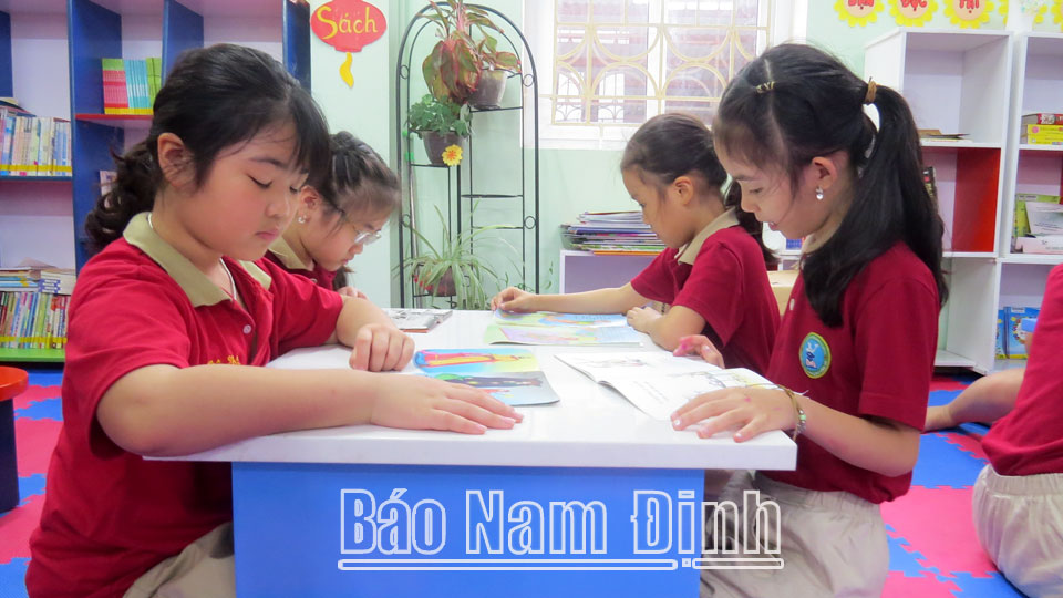 Học sinh Trường Tiểu học Chu Văn An   (thành phố Nam Định) đọc sách trong thư viện nhà trường.