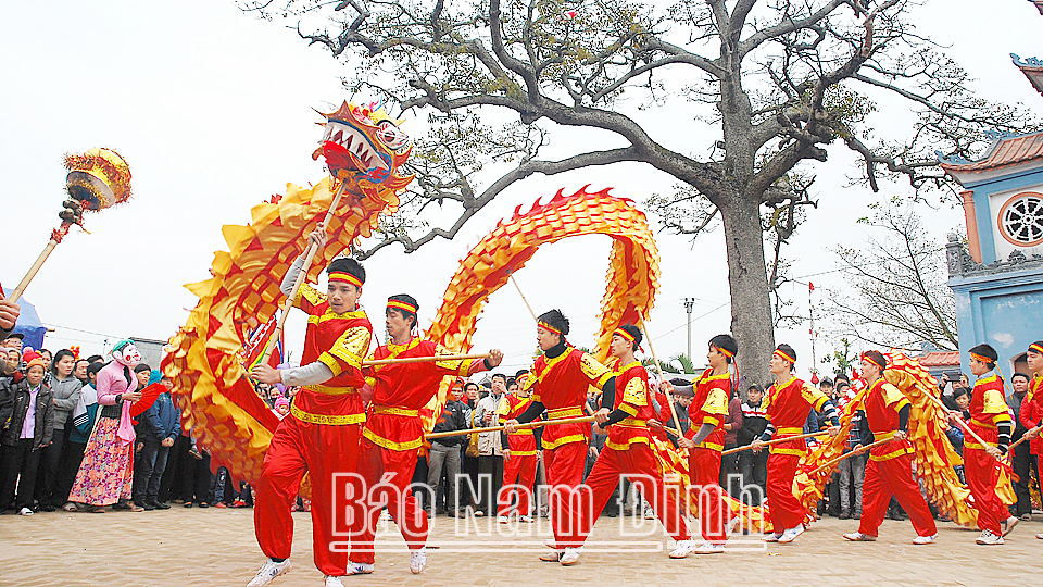 Múa rồng trong Hội làng Ngọc Tiên, xã Xuân Hồng (Xuân Trường).  Ảnh: Chu Thế Vĩnh