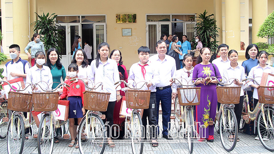 Đồng chí Lê Quốc Chỉnh, Phó Bí thư Thường trực Tỉnh ủy, Chủ tịch HĐND tỉnh, Trưởng đoàn Đoàn đại biểu Quốc hội tỉnh và lãnh đạo các ban, ngành, đơn vị chụp ảnh lưu niệm với các em học sinh được nhận học bổng bằng xe đạp.